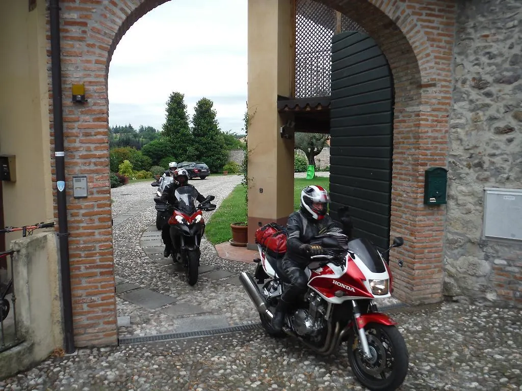 בית חווה איסאו Agriturismo Villa Antonella איטליה